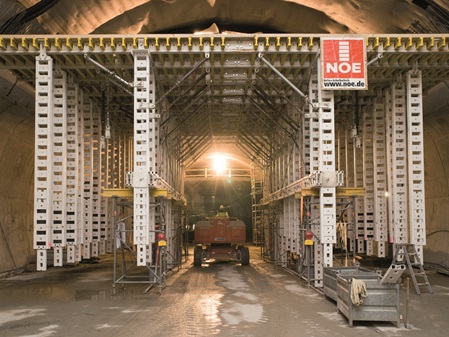 Für die Errichtung des Gmünder Einhorn Tunnels kamen ca. 12 m lange Schalwagen zum Einsatz.